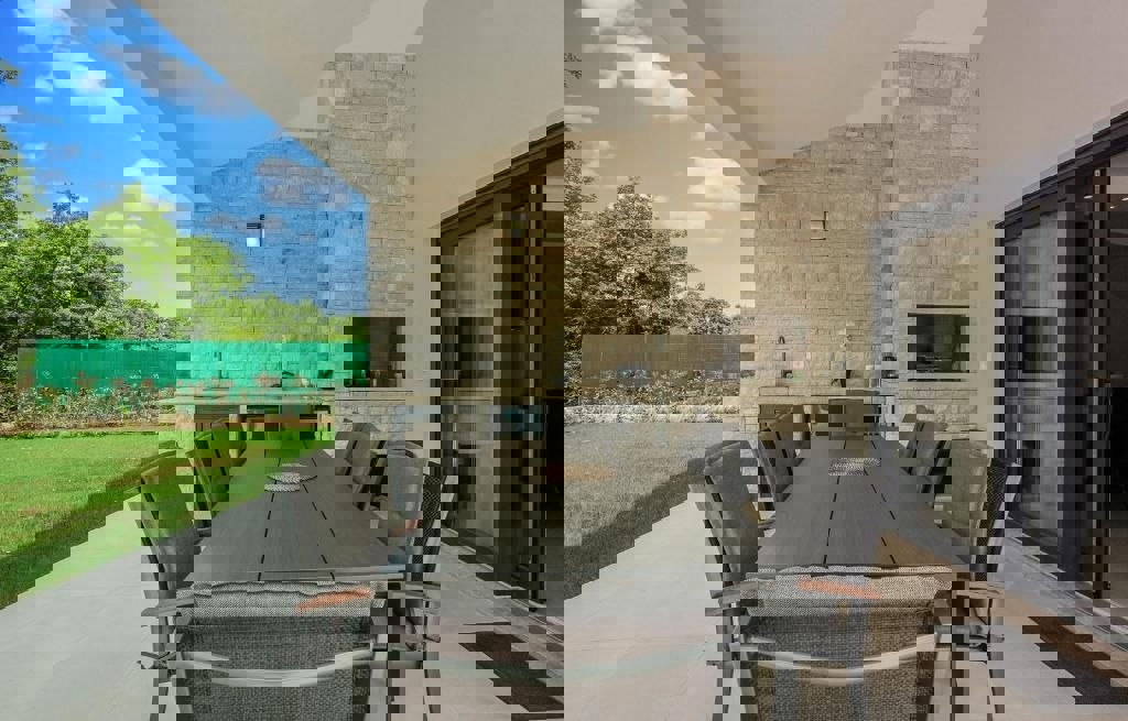 POREČ 2 KM-LUKSUZNA VILA Z BAZENOM PRODAM