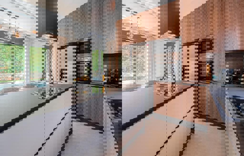 POREČ 2 KM-LUKSUZNA VILA Z BAZENOM PRODAM