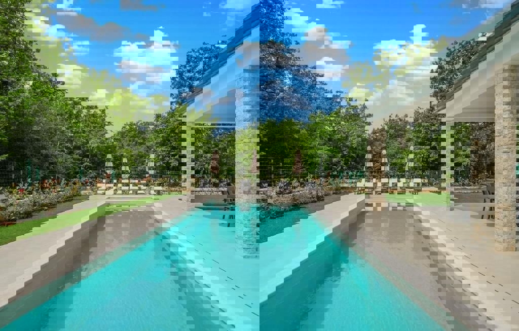 POREČ 2 KM-LUKSUZNA VILA Z BAZENOM PRODAM