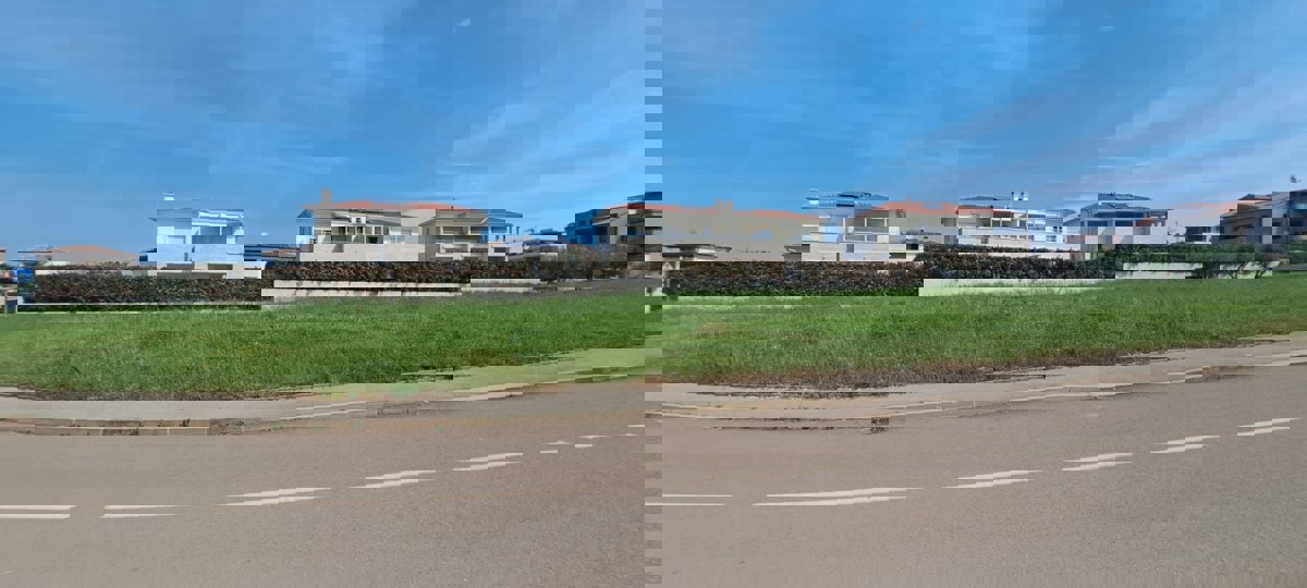POREČ - GRADBENO ZEMLJIŠČE S POGLEDOM NA MORJE 2 KM OD PLAŽE