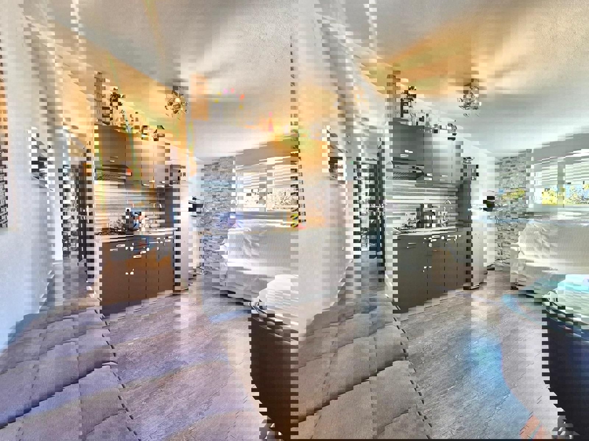 FUNTANA - APARTMA NA PRODAJ 200 M OD PLAŽE