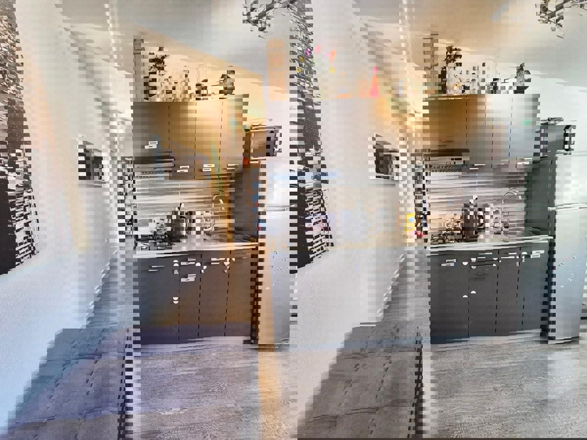 FUNTANA - APARTMA NA PRODAJ 200 M OD PLAŽE