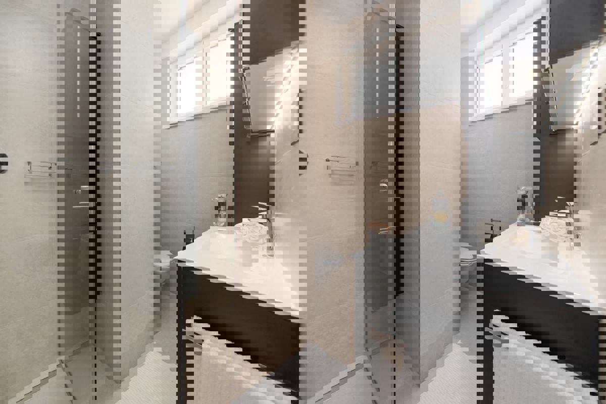 POREČ 2 KM -MEDITERANSKA  VILA Z BAZENOM NA PRODAJO