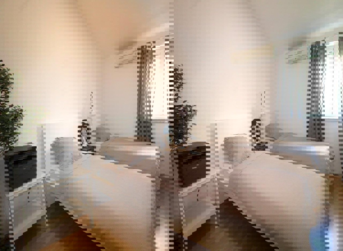 POREČ 2 KM -MEDITERANSKA  VILA Z BAZENOM NA PRODAJO