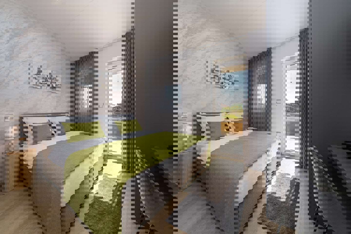 POREČ 2 KM -MEDITERANSKA  VILA Z BAZENOM NA PRODAJO