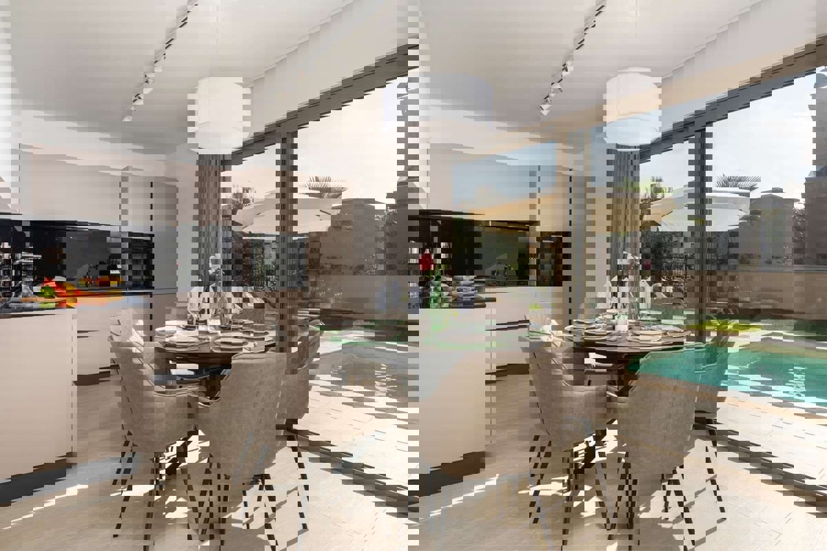 POREČ 2 KM -MEDITERANSKA  VILA Z BAZENOM NA PRODAJO