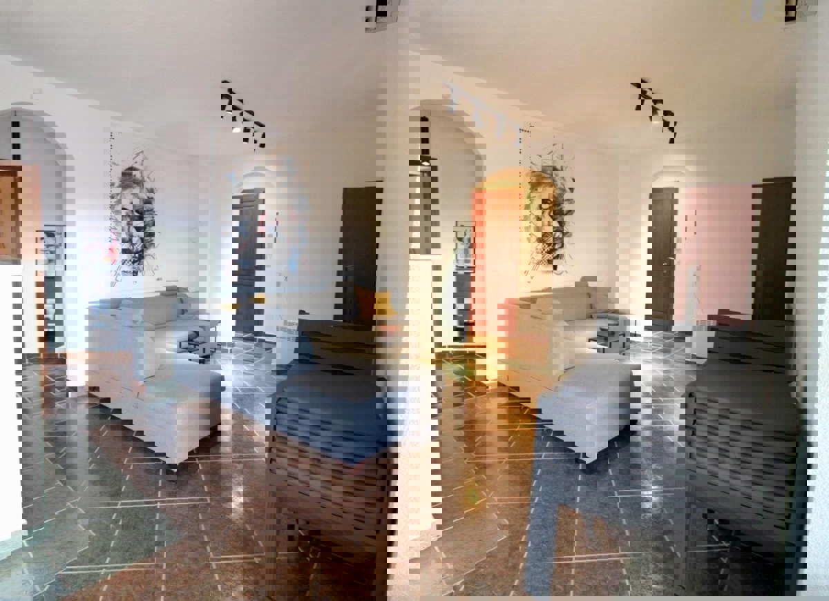 POREČ 2 KM -MEDITERANSKA  VILA Z BAZENOM NA PRODAJO