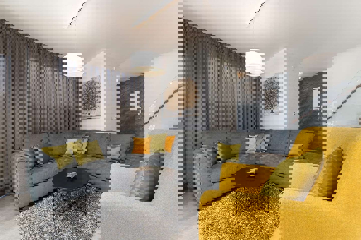 POREČ 2 KM -MEDITERANSKA  VILA Z BAZENOM NA PRODAJO