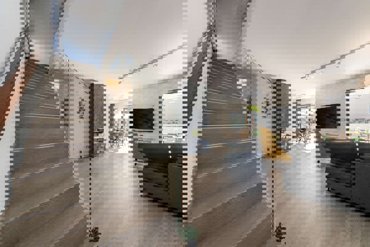 POREČ 2 KM -MEDITERANSKA  VILA Z BAZENOM NA PRODAJO