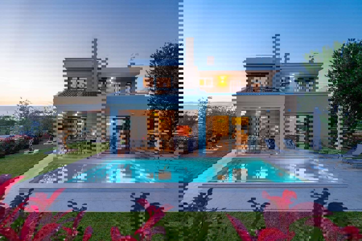 POREČ 2 KM -MEDITERANSKA  VILA Z BAZENOM NA PRODAJO