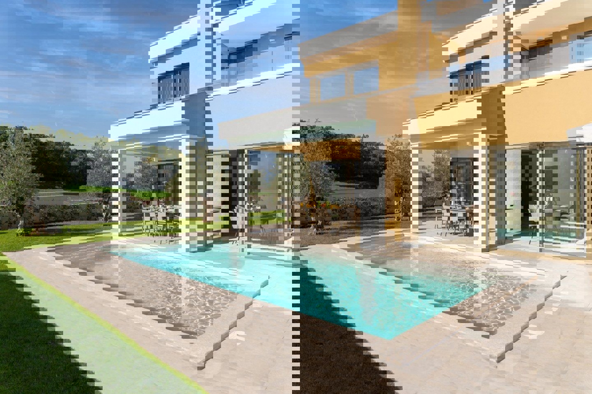 POREČ 2 KM -MEDITERANSKA  VILA Z BAZENOM NA PRODAJO