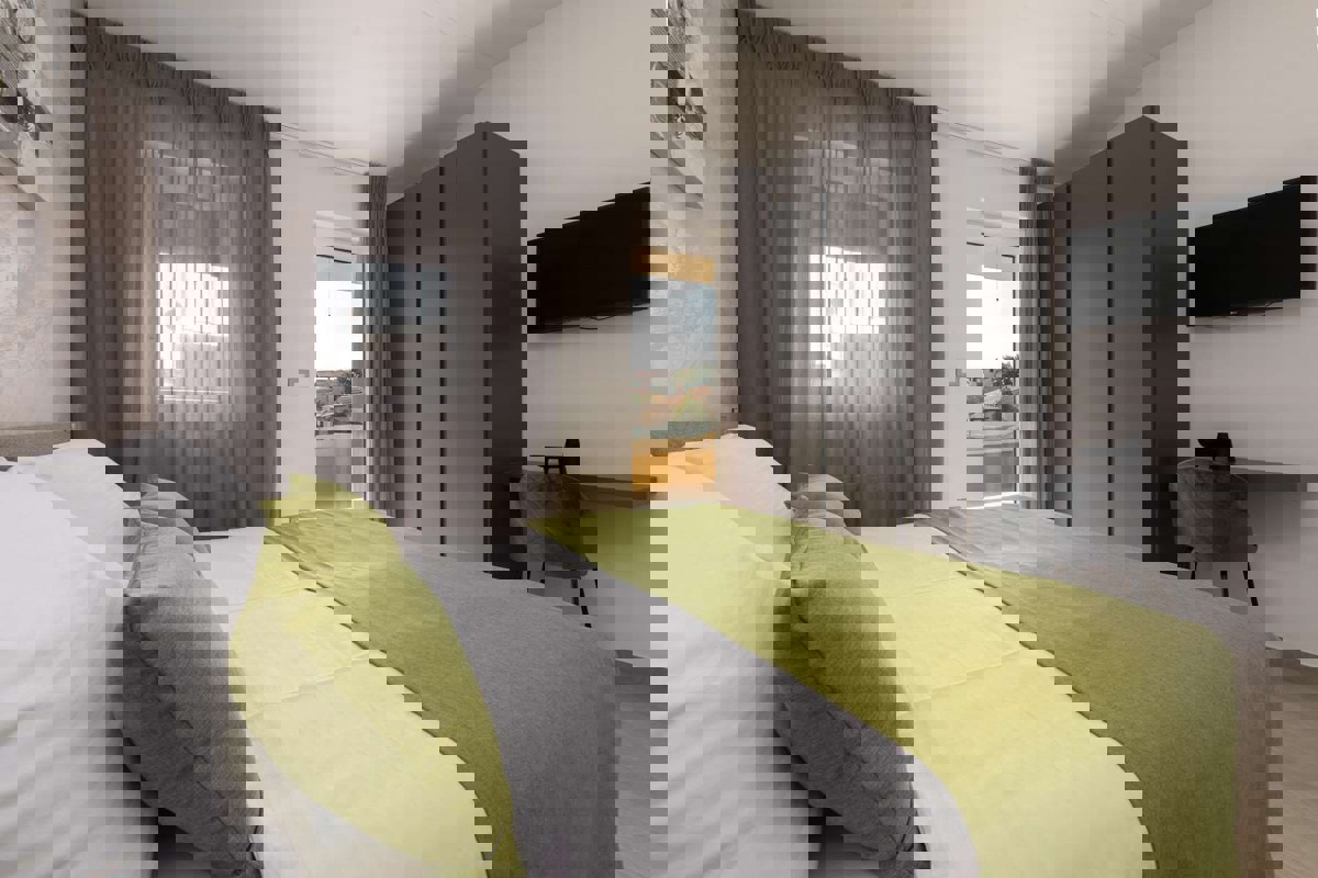 POREČ 2 KM -MEDITERANSKA  VILA Z BAZENOM NA PRODAJO