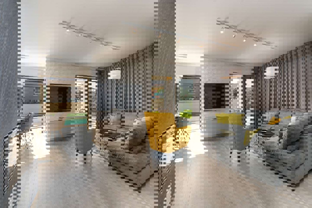 POREČ 2 KM -MEDITERANSKA  VILA Z BAZENOM NA PRODAJO