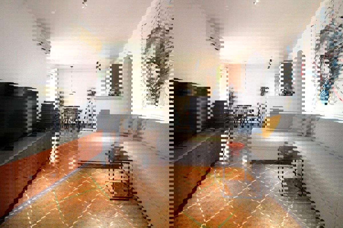 POREČ 2 KM -MEDITERANSKA  VILA Z BAZENOM NA PRODAJO