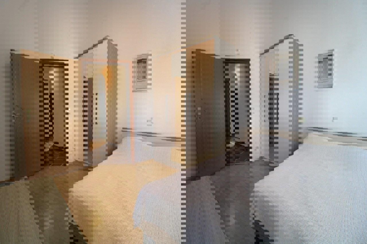 POREČ 2 KM -MEDITERANSKA  VILA Z BAZENOM NA PRODAJO