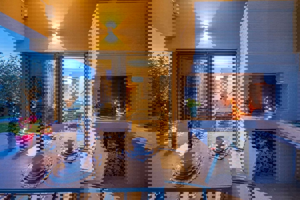 POREČ 2 KM -MEDITERANSKA  VILA Z BAZENOM NA PRODAJO