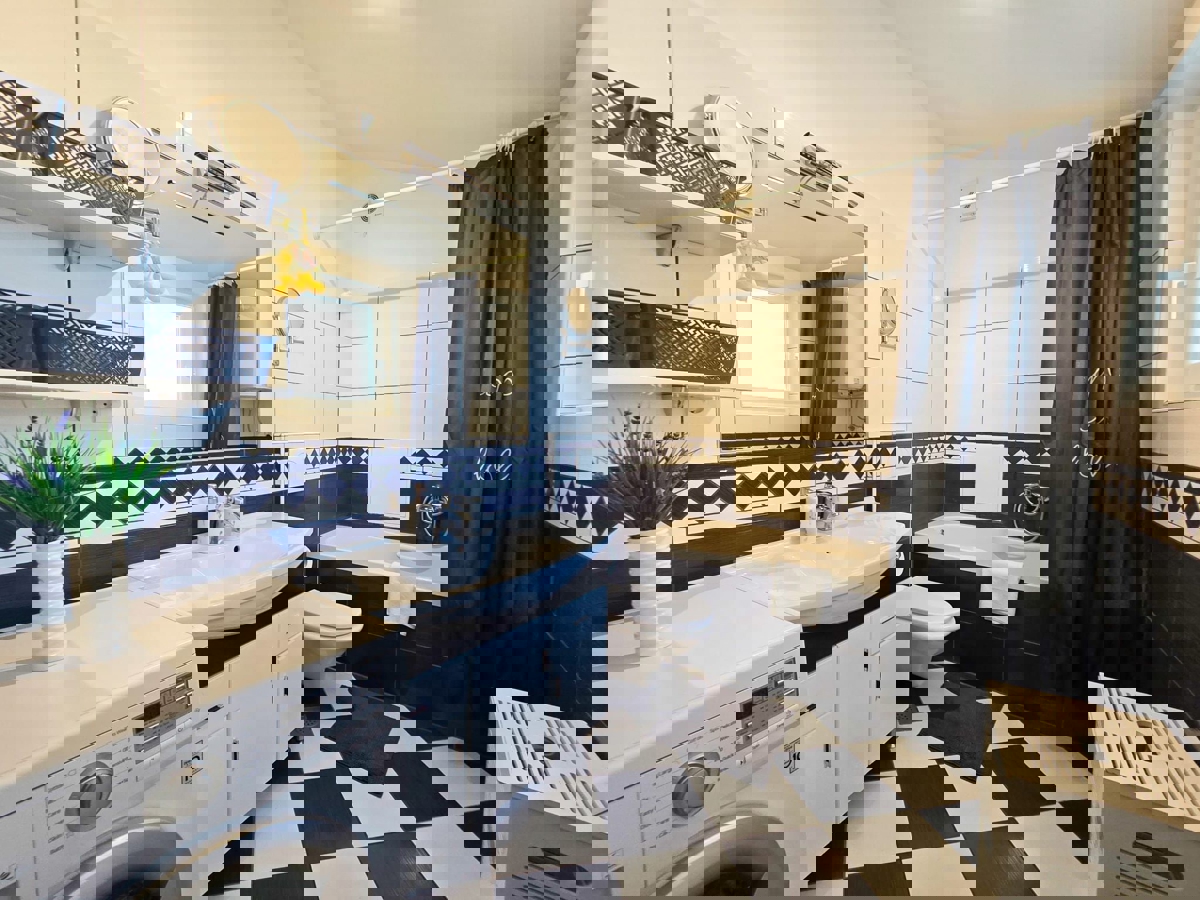 POREČ - APARTMA NA PRODAJ 300 M OD PLAŽE IN 500 M OD CENTRA POREČA