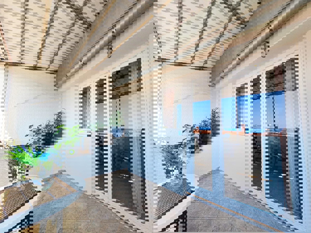 POREČ - APARTMA NA PRODAJ 300 M OD PLAŽE IN 500 M OD CENTRA POREČA