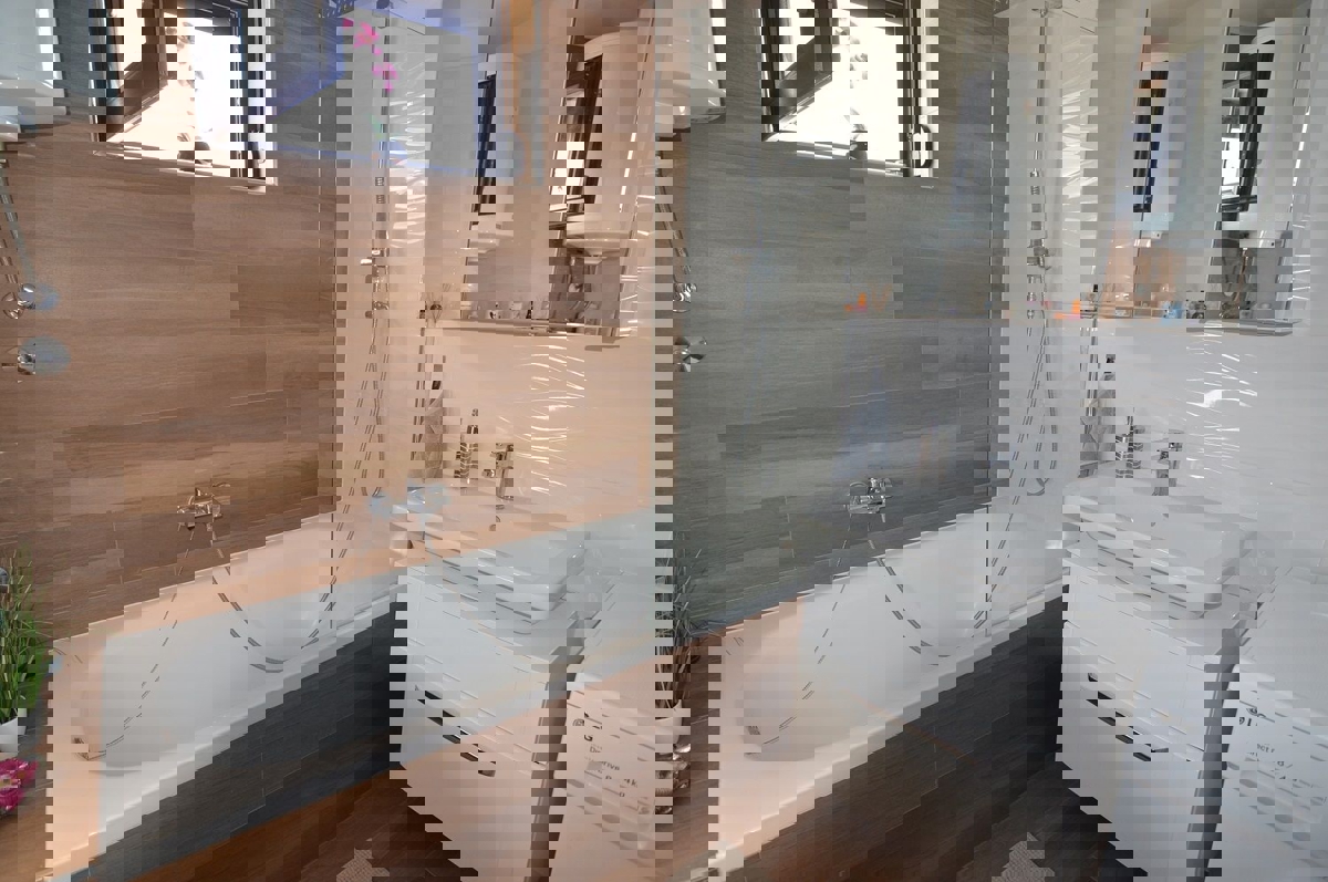 POREČ - PRODAJA MODERNE HIŠE S POGLEDOM NA MORJE