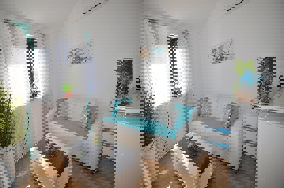 POREČ - PRODAJA MODERNE HIŠE S POGLEDOM NA MORJE