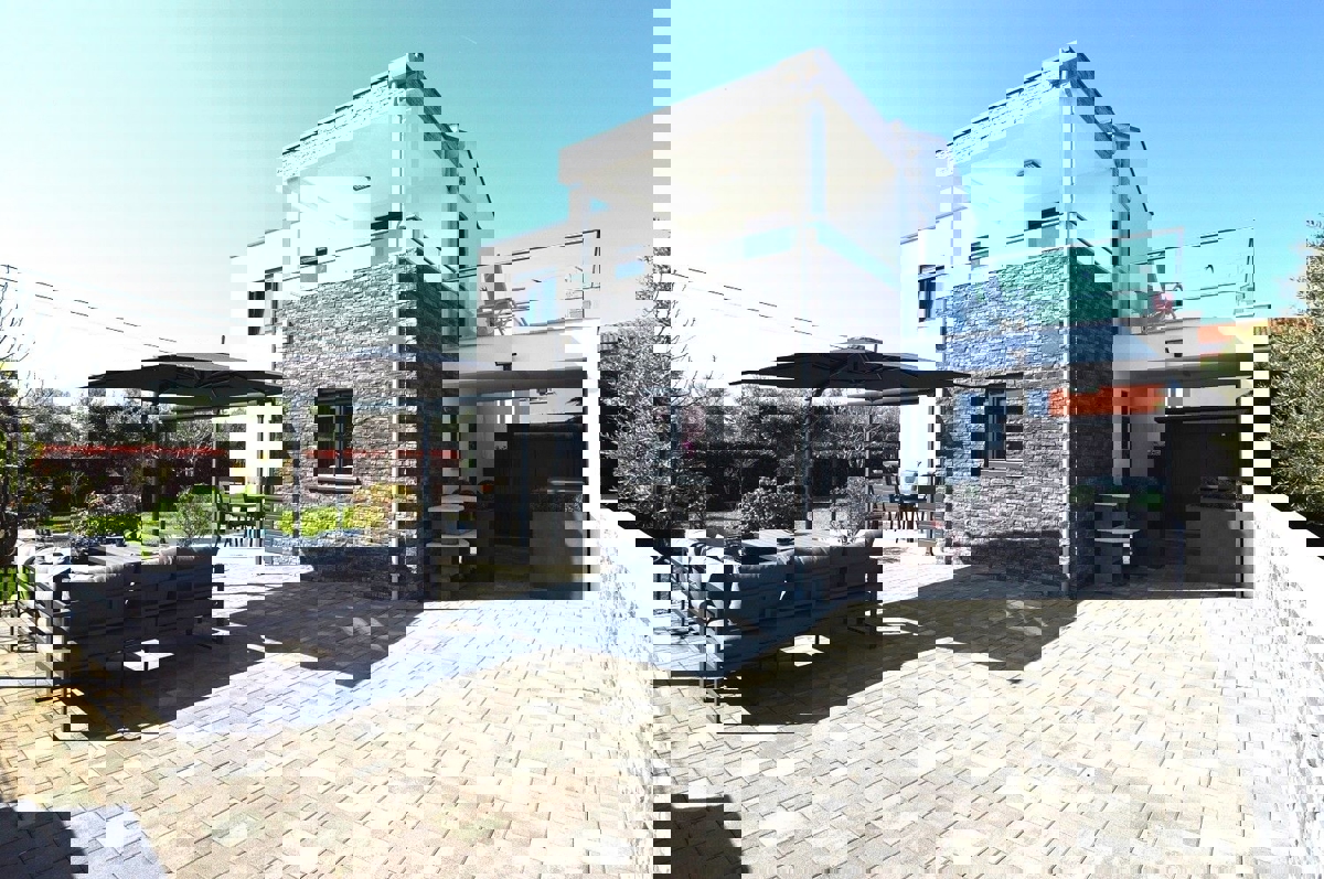 POREČ - PRODAJA MODERNE HIŠE S POGLEDOM NA MORJE