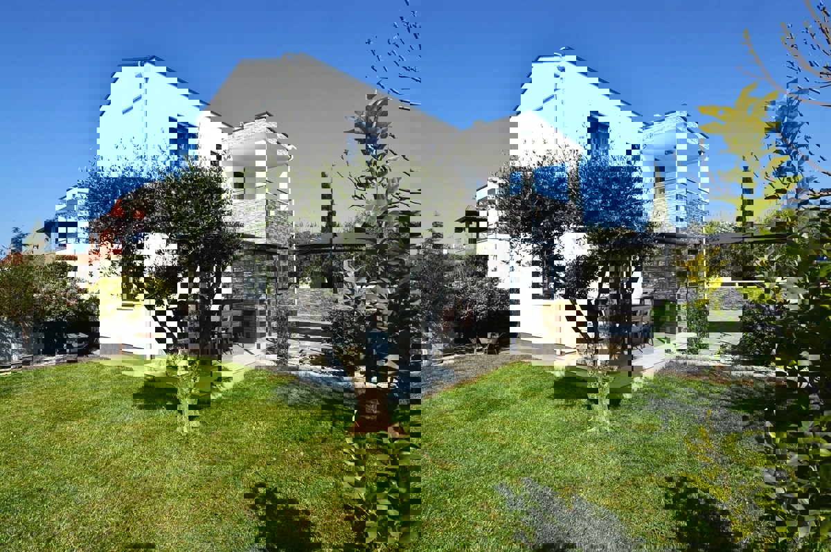 POREČ - PRODAJA MODERNE HIŠE S POGLEDOM NA MORJE