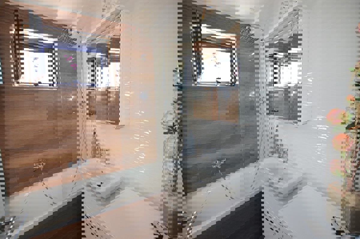 POREČ - PRODAJA MODERNE HIŠE S POGLEDOM NA MORJE