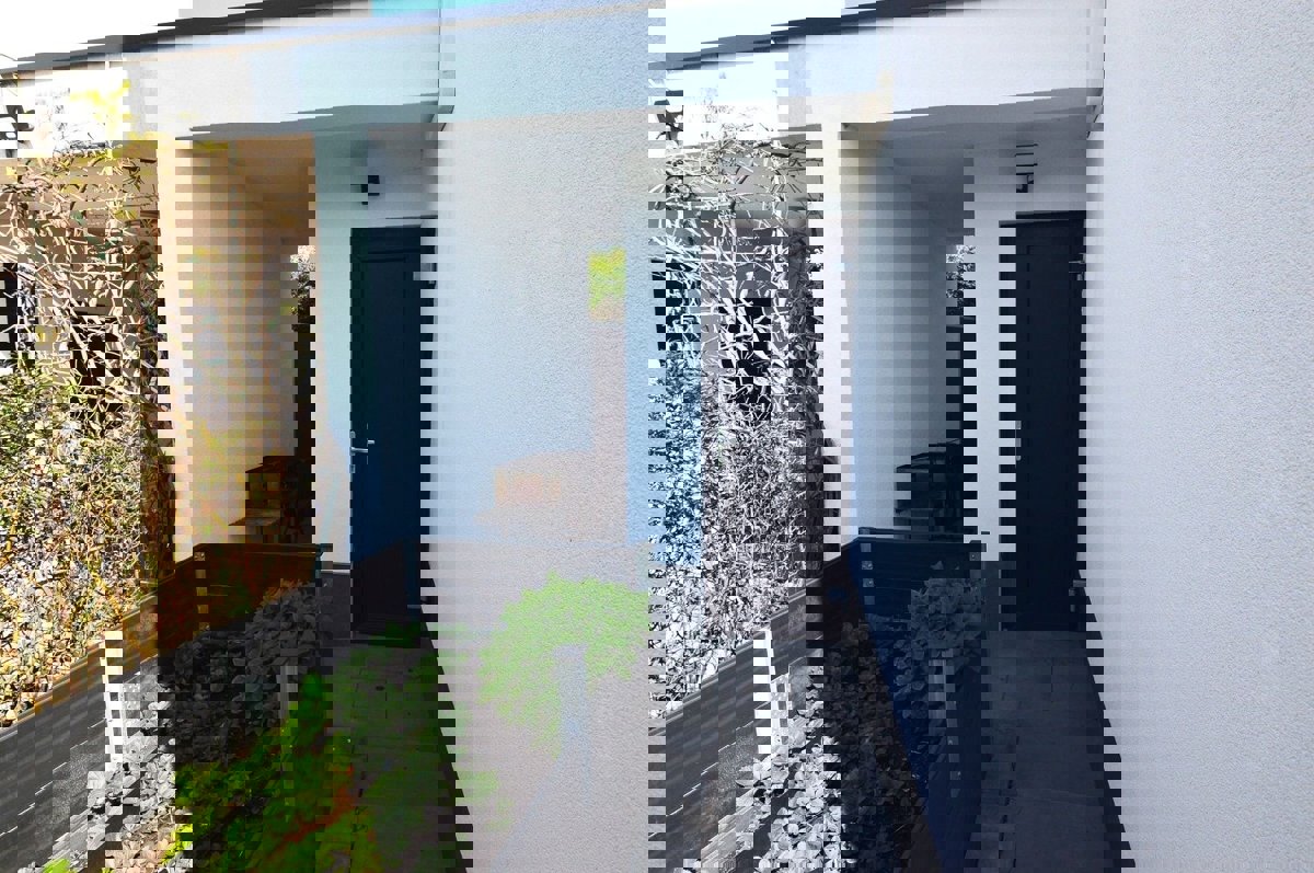 POREČ - PRODAJA MODERNE HIŠE S POGLEDOM NA MORJE