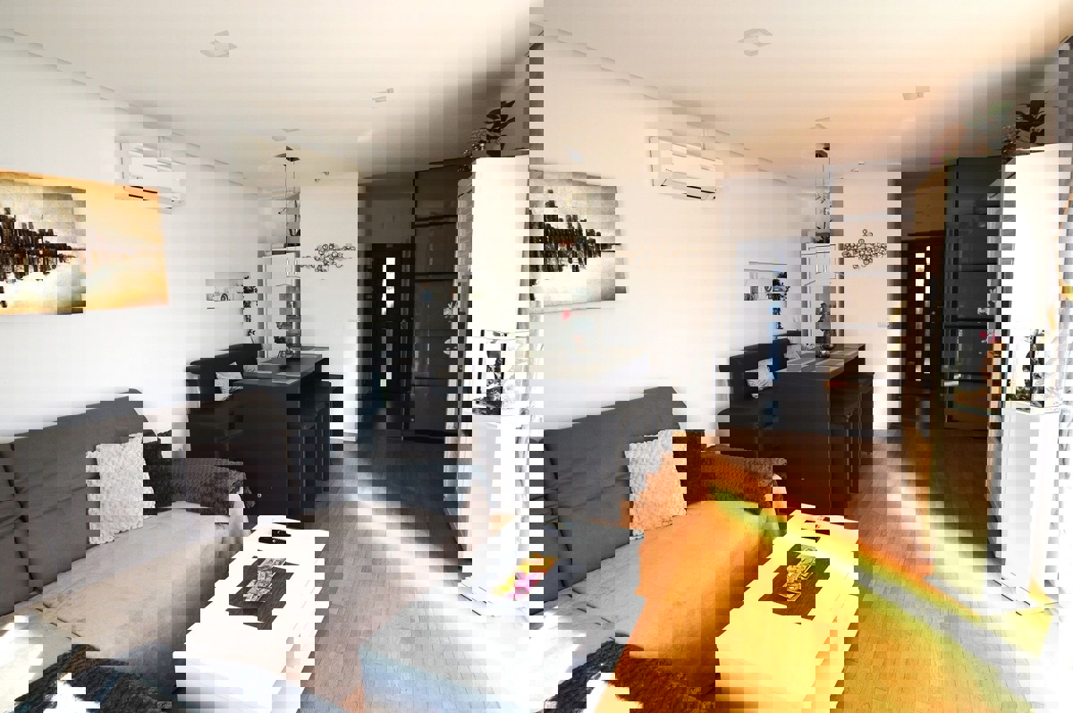 POREČ - PRODAJA MODERNE HIŠE S POGLEDOM NA MORJE