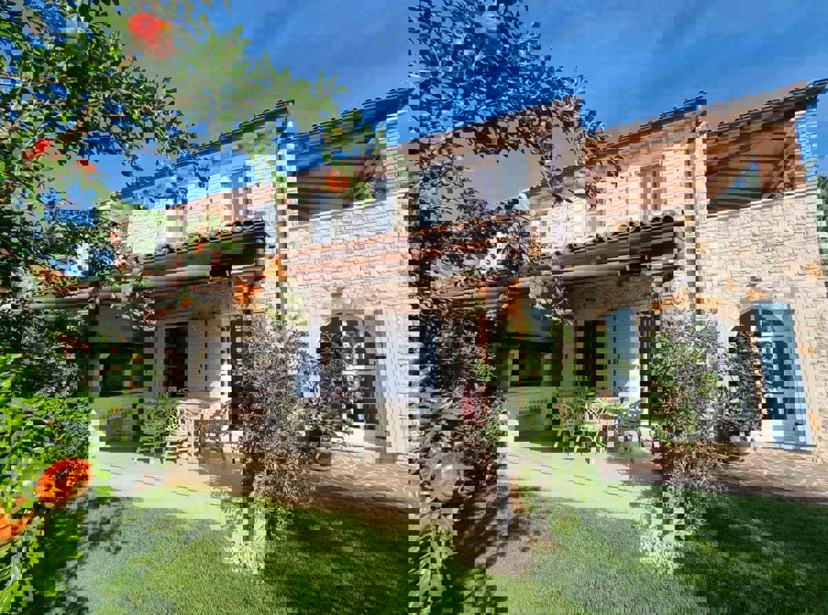 OKOLICA POREČA - SREDOZEMSKA VILA Z BAZENOM 1 KM OD PLAŽE