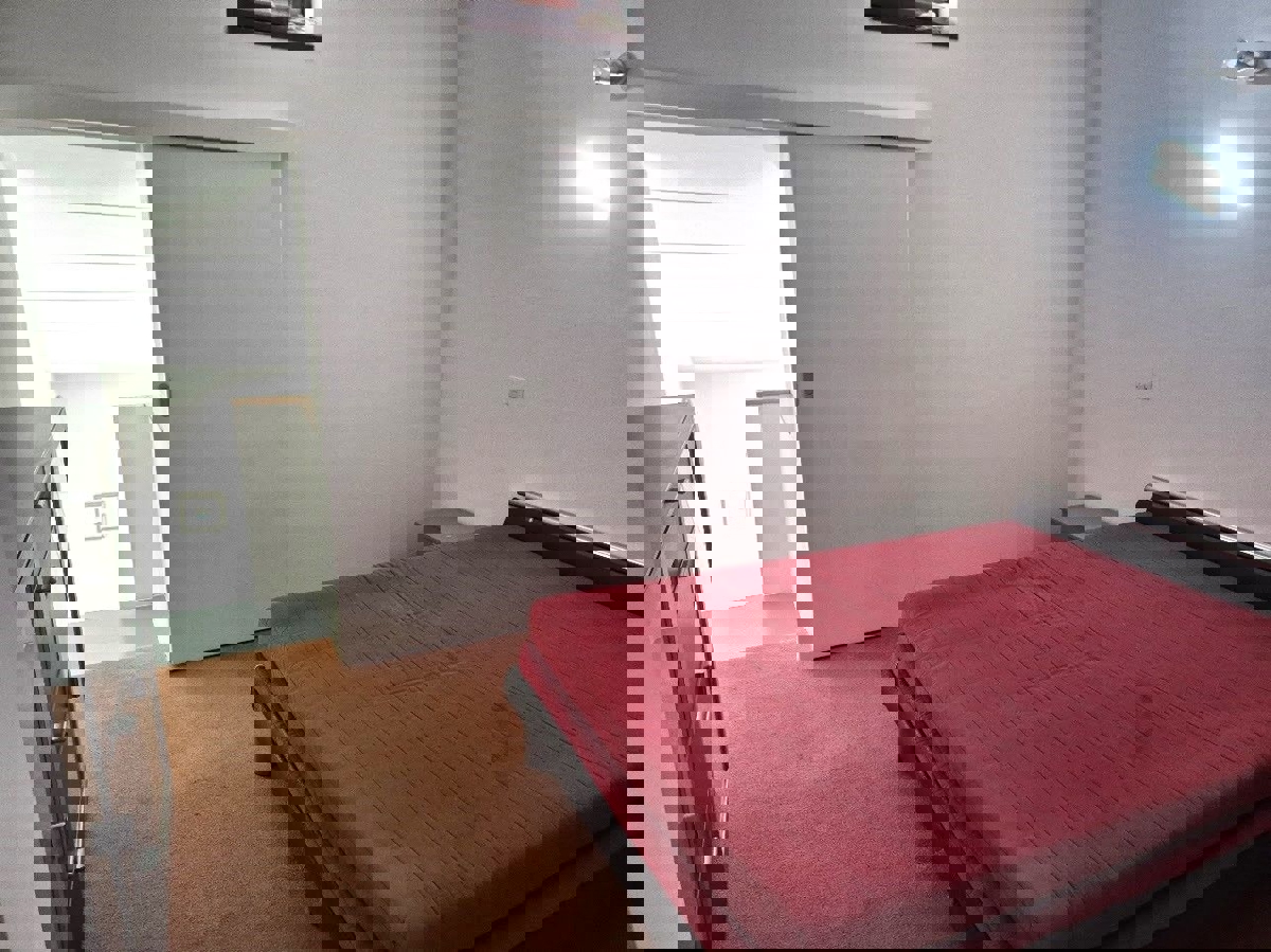 ČERVAR PORAT, PRENOVLJENO STANOVANJE NA PRODAJ 300 M OD PLAŽE