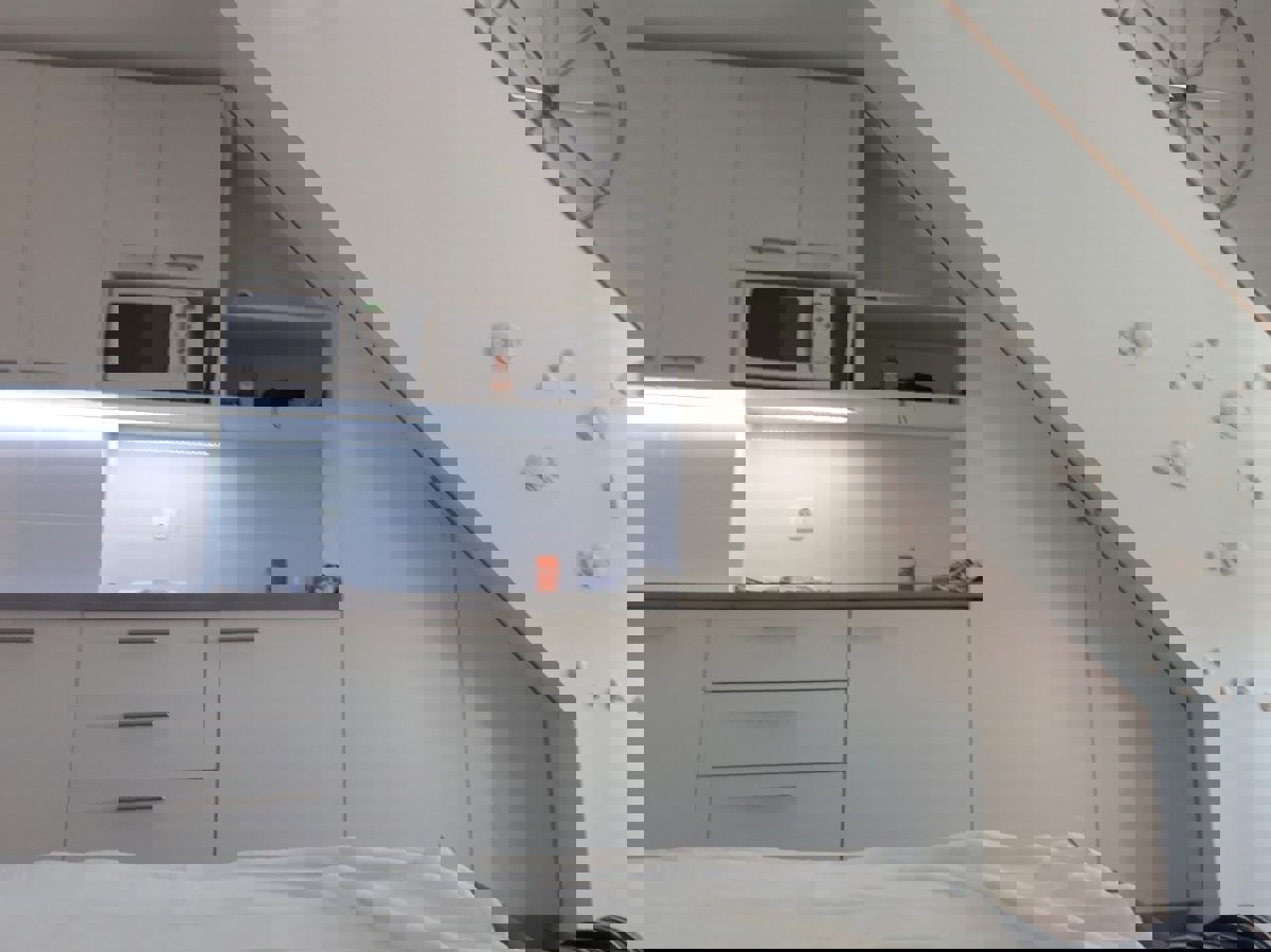 ČERVAR PORAT, PRENOVLJENO STANOVANJE NA PRODAJ 300 M OD PLAŽE