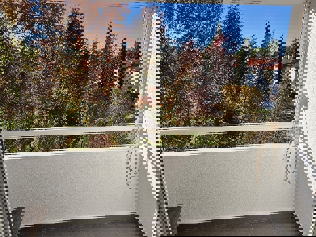 ČERVAR PORAT, PRENOVLJENO STANOVANJE NA PRODAJ 300 M OD PLAŽE