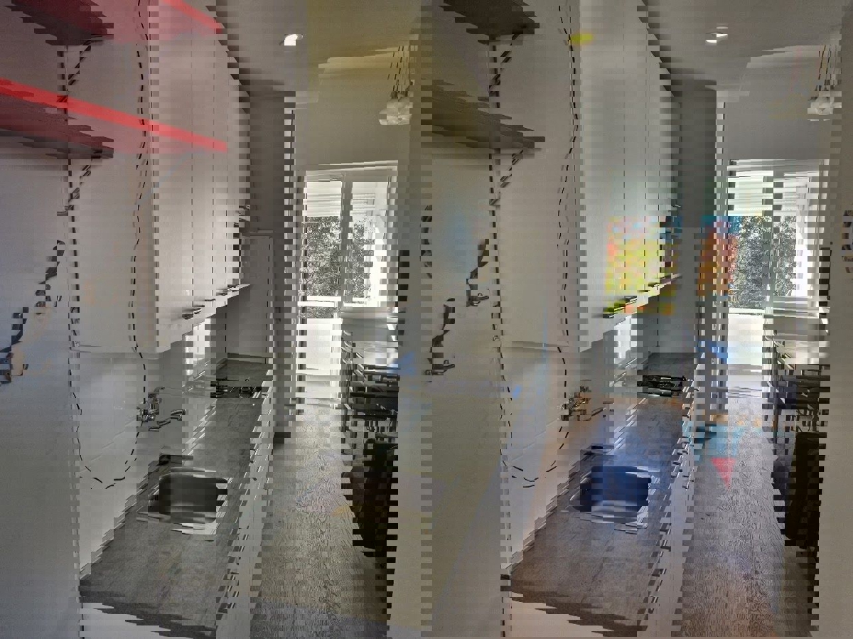 ČERVAR PORAT, PRENOVLJENO STANOVANJE NA PRODAJ 300 M OD PLAŽE