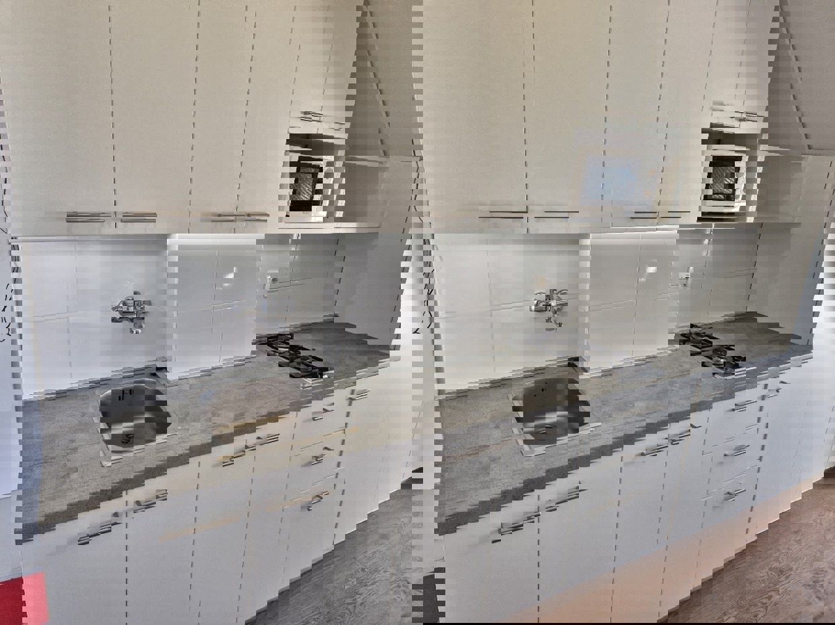 ČERVAR PORAT, PRENOVLJENO STANOVANJE NA PRODAJ 300 M OD PLAŽE