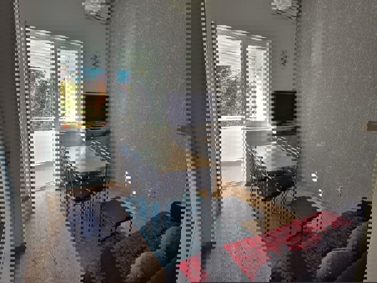 ČERVAR PORAT, PRENOVLJENO STANOVANJE NA PRODAJ 300 M OD PLAŽE