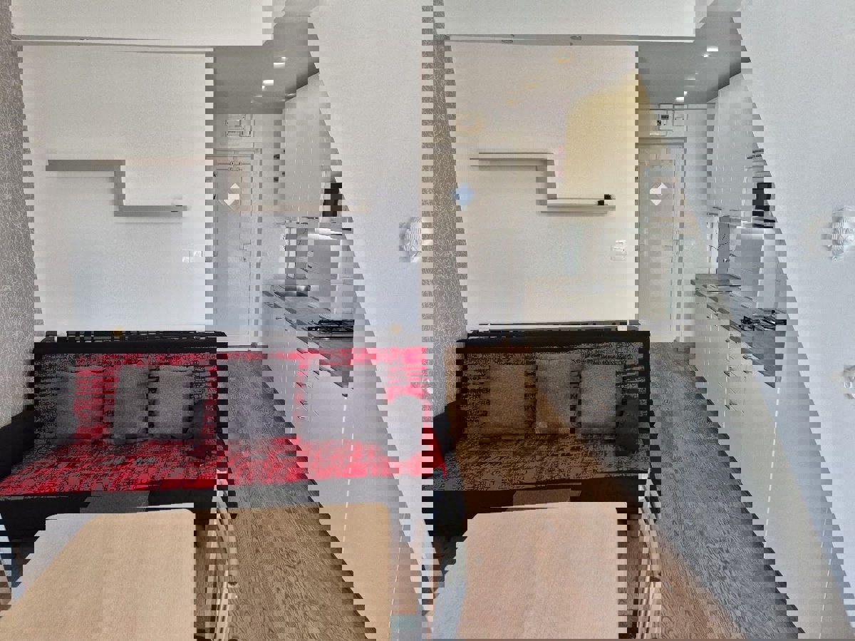 ČERVAR PORAT, PRENOVLJENO STANOVANJE NA PRODAJ 300 M OD PLAŽE