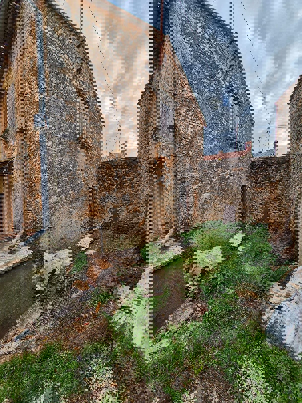 VIŠNJAN-KAMNITA HIŠA ZA OBNOVO