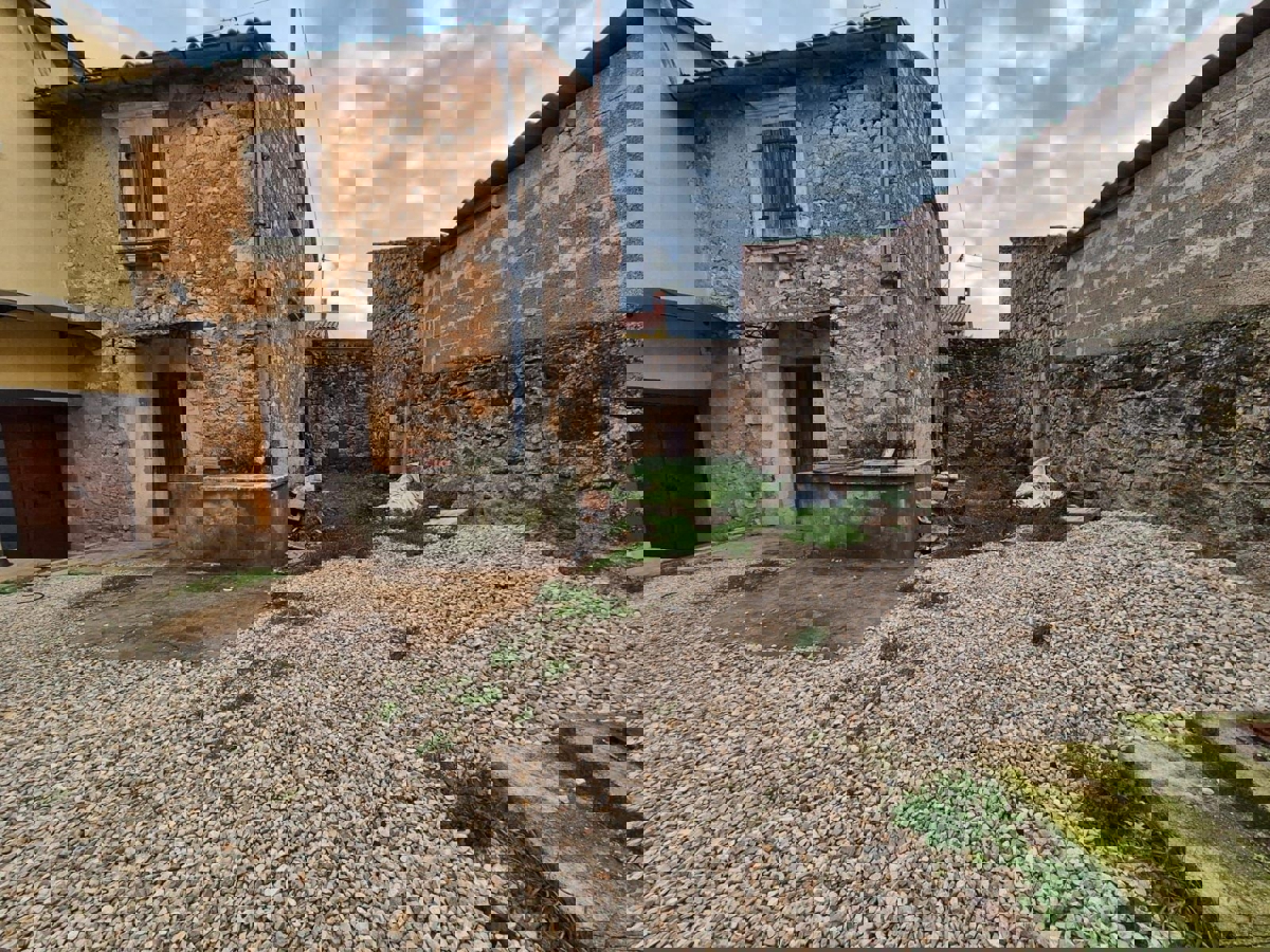 VIŠNJAN-KAMNITA HIŠA ZA OBNOVO