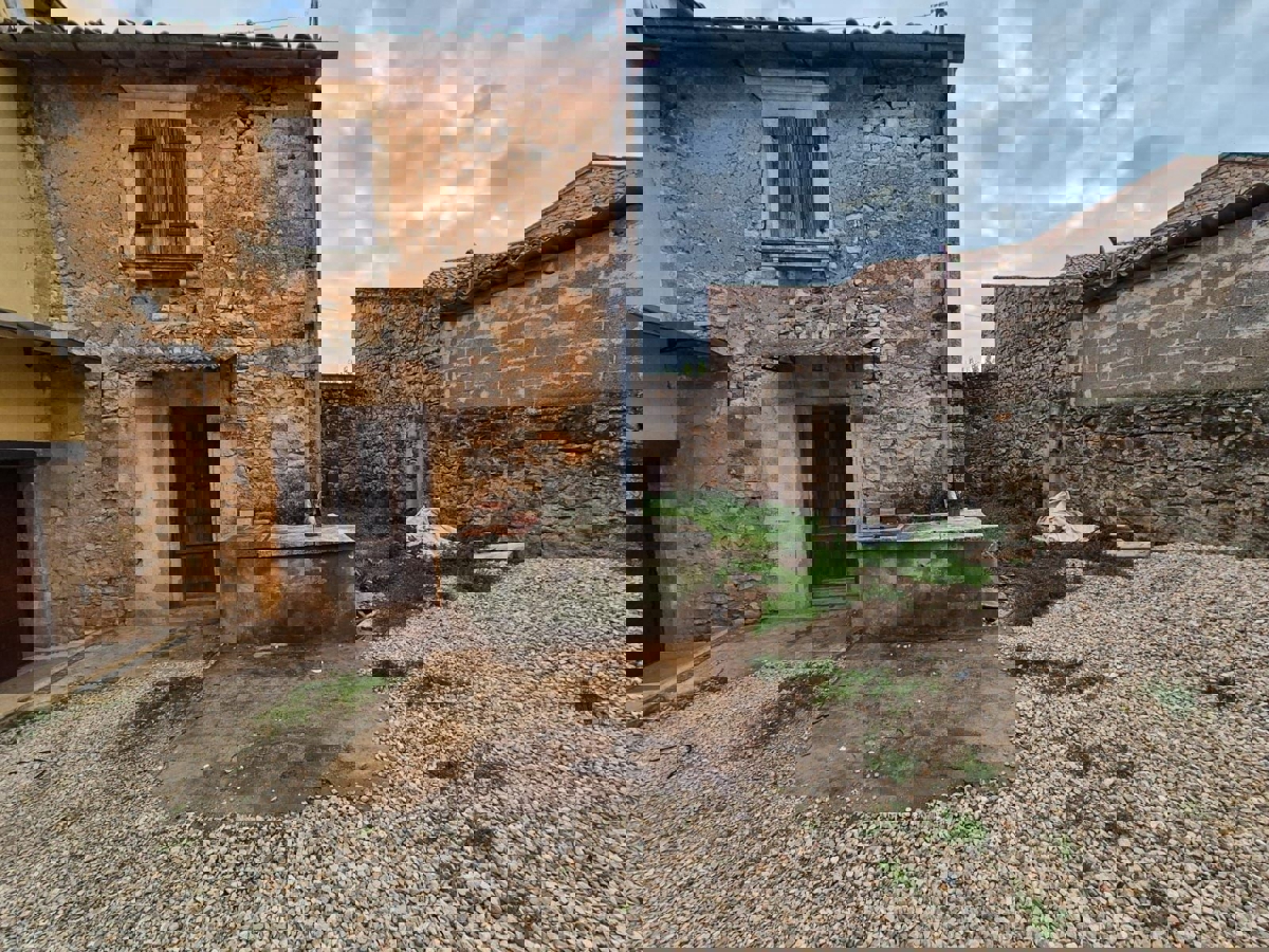 VIŠNJAN-KAMNITA HIŠA ZA OBNOVO