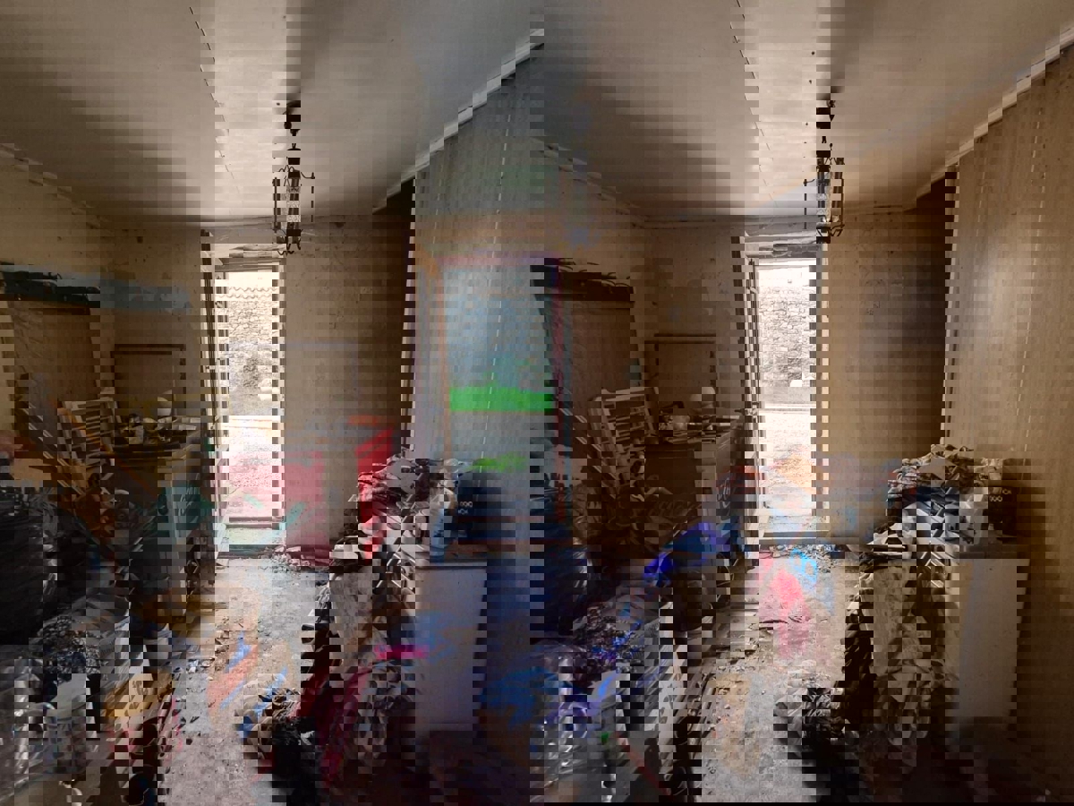 VIŠNJAN-KAMNITA HIŠA ZA OBNOVO