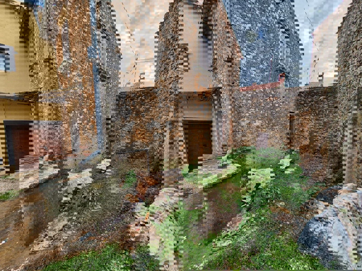 VIŠNJAN-KAMNITA HIŠA ZA OBNOVO