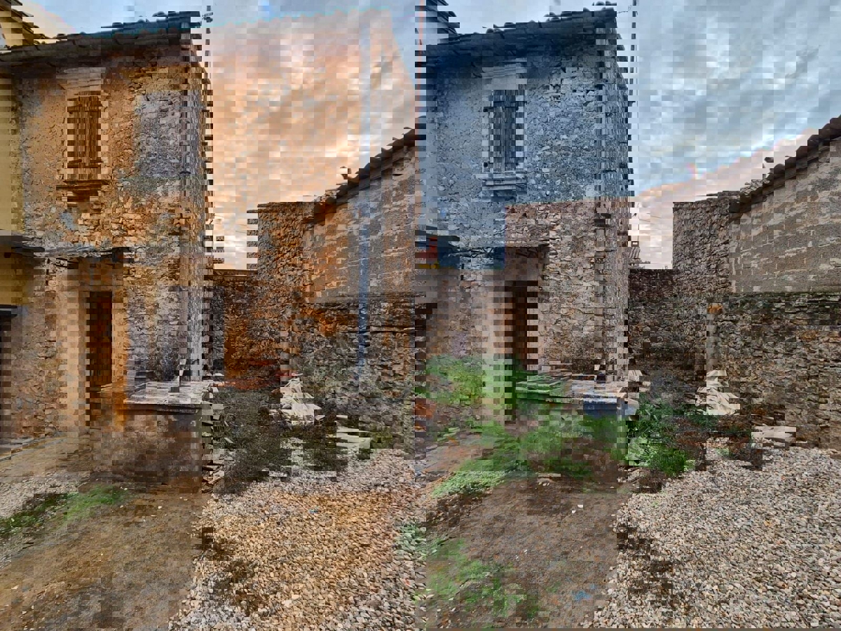 VIŠNJAN-KAMNITA HIŠA ZA OBNOVO