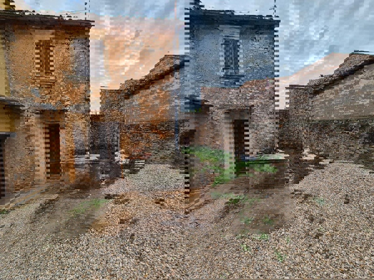 VIŠNJAN-KAMNITA HIŠA ZA OBNOVO