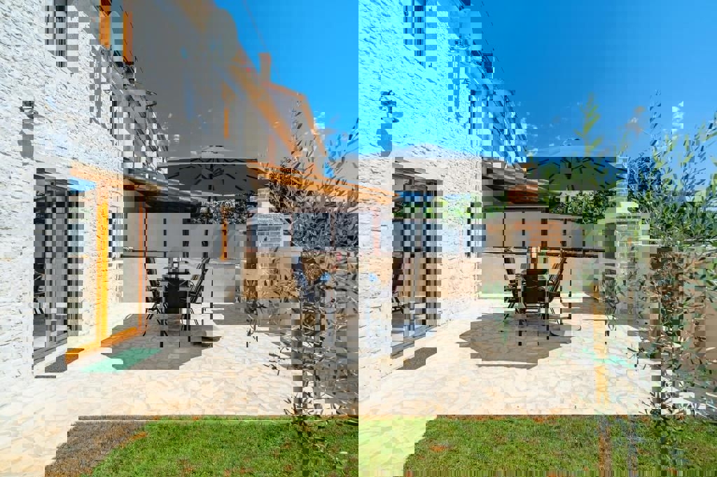 OKOLICA POREČA - OBNOVLJENA KAMNITA HIŠA Z BAZENOM