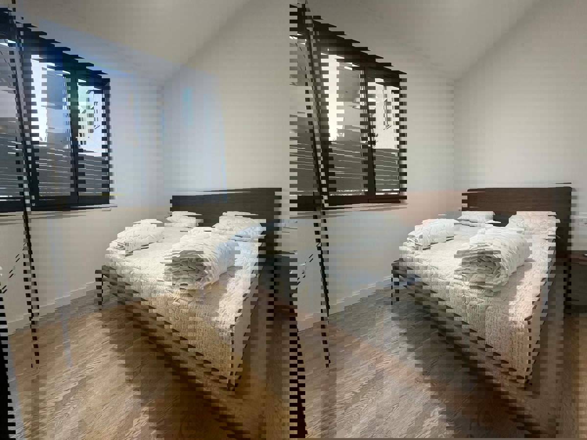 VABRIGA - PRITLIČNO STANOVANJE Z VRTOM NAPRODAJ