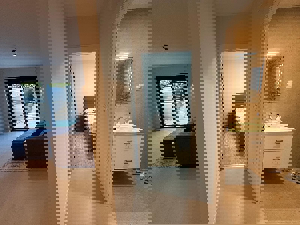 VABRIGA - PRITLIČNO STANOVANJE Z VRTOM NAPRODAJ