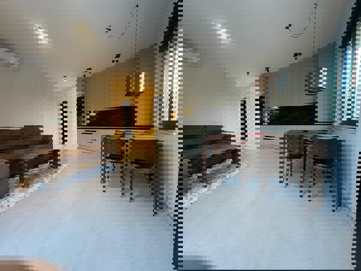 VABRIGA - PRITLIČNO STANOVANJE Z VRTOM NAPRODAJ