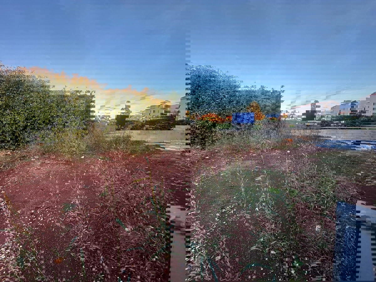 VABRIGA - PRITLIČNO STANOVANJE Z VRTOM NAPRODAJ