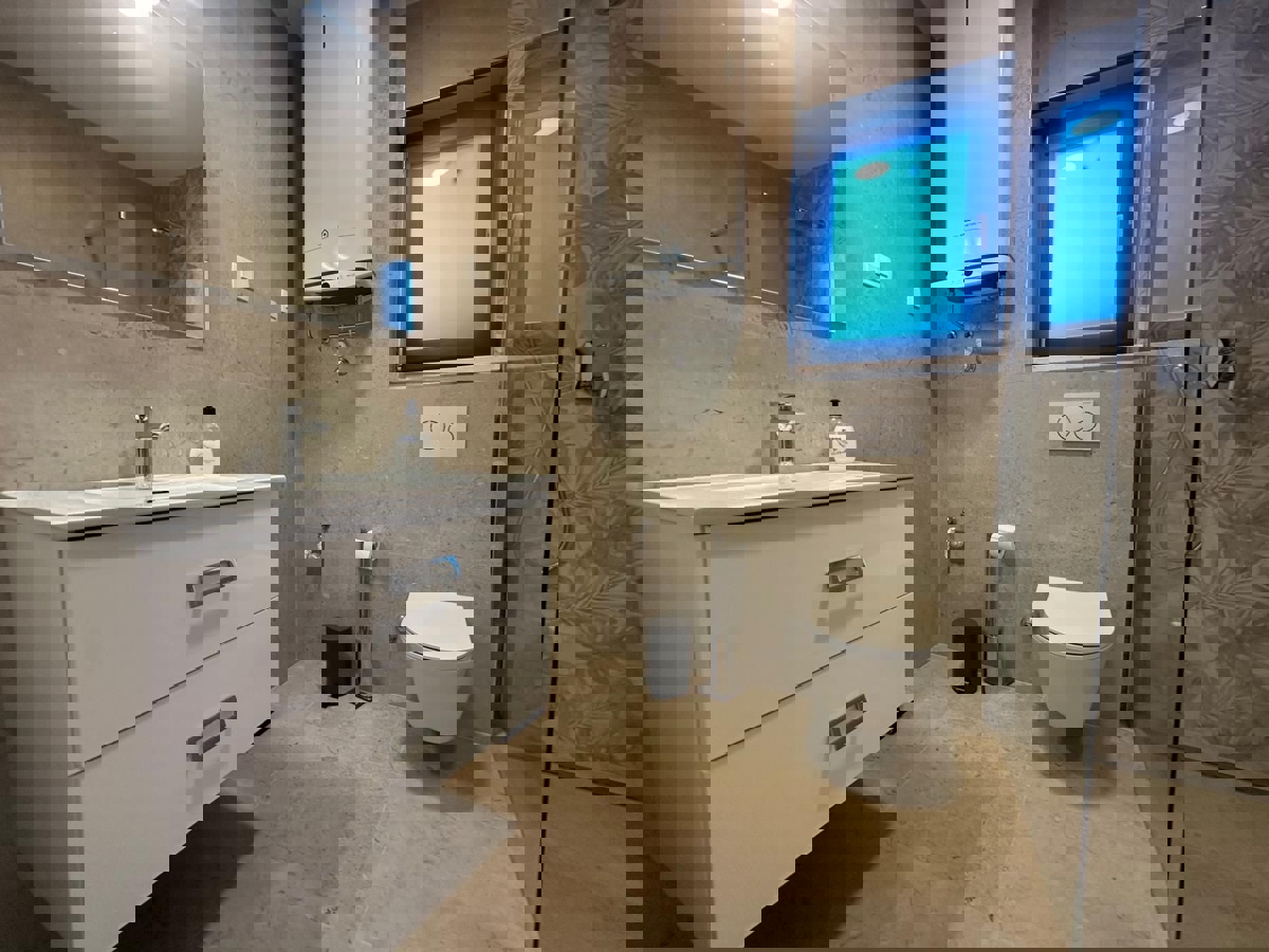 VABRIGA - PRITLIČNO STANOVANJE Z VRTOM NAPRODAJ